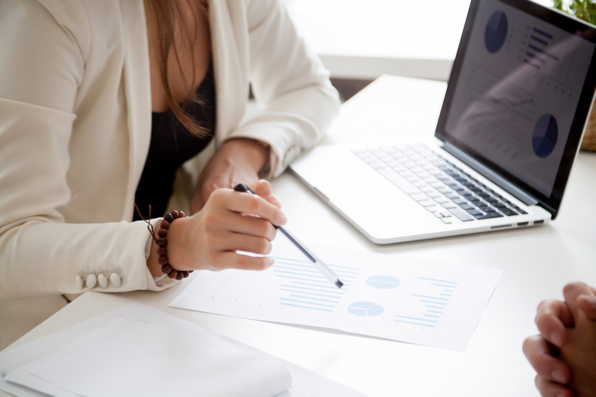 analyzing-new-marketing-plan-sales-statistics-concept-close-up_1163-4615